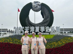 外国语学院师生为2025夏日达沃斯论坛工业…
